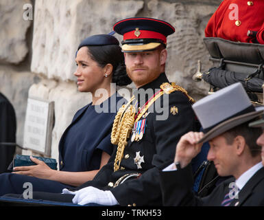 Horse Guards Parade, London, UK. 8th June 2019. Soldiers of the 1st Battalion Grenadier Guards Troop their Colour in the presence of HM The Queen at the Queen’s Birthday Parade. A Royal carriage arrives with Royal Family members including Prince Harry and Meghan, Duke and Duchess of Sussex. Credit: Malcolm Park/Alamy Live News. Stock Photo