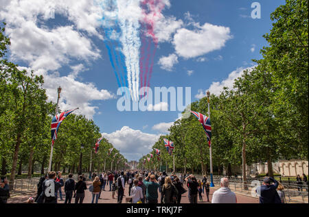 The Mall, London, UK. 8th June 2019. Guests leaving Horse Guards Parade after Trooping the Colour watch the traditional RAF fly-past along The Mall, the Red Arrows closing the display with colour. Credit: Malcolm Park/Alamy Live News. Stock Photo