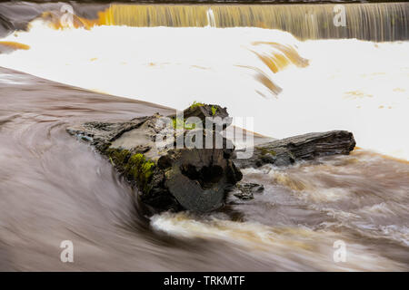 A log above the weir on the River Blackwater at Benburb, Co Tyrone, Northern Ireland Stock Photo