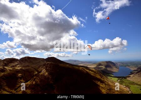 Paragliders soaring up over Wasdale Head Stock Photo