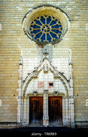 Maine-et-Loire (49) Porche de la collégiale Notre Dame du Bellay de Montreuil Bellay // France.  Maine et Loire (49) Montreuil Bellay, porch of Notre Stock Photo