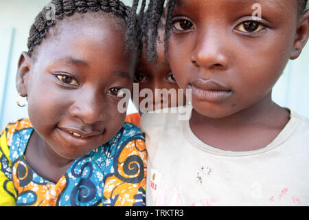 Fillettes togolaises. Lomé. Togo. Afrique de l'Ouest. Stock Photo