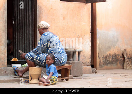 Préparation du repas au pilon. Lomé. Togo. Afrique de l'Ouest. Stock Photo