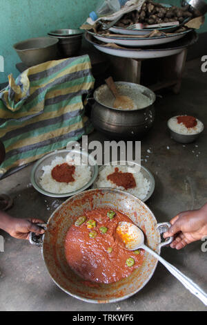 Préparation du repas. Lomé. Togo. Afrique de l'Ouest. Stock Photo