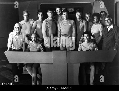 Cast photo including William Shatner and Leonard Nimoy with director Robert Wise and creator Gene Roddenberry STAR TREK : THE MOTION PICTURE 1979 Century Associates / Robert Wise Productions / Paramount Pictures Stock Photo