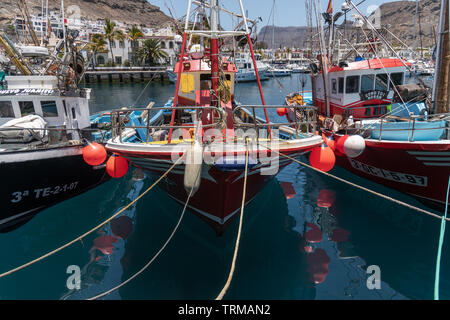 Fischkutter im Hafen von Puerto de Mogán auf Gran Canaria Stock Photo