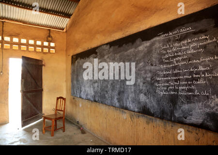 Chaise et tabouret en bois dans une salle de classe. Ecole primaire. Lomé. Togo. Afrique de l'Ouest. Stock Photo