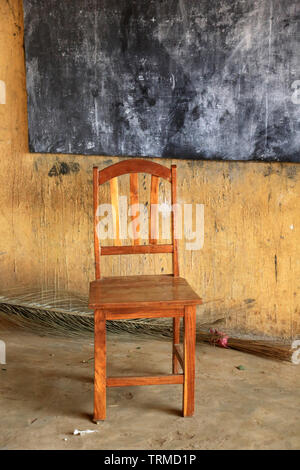 Chaise dans une salle de classe. Lomé. Togo. Afrique de l'Ouest. Stock Photo