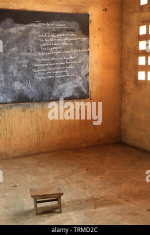 Tableau noir et tabouret en bois dans une salle de classe. Ecole primaire. Lomé. Togo. Afrique de l'Ouest. Stock Photo
