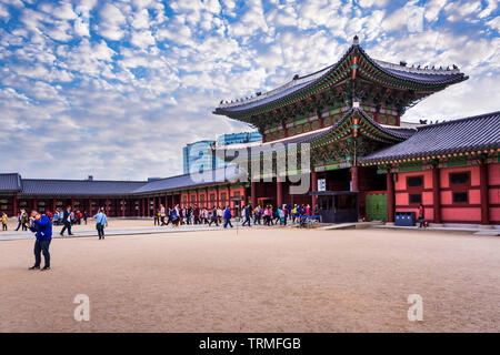 https://l450v.alamy.com/450v/trmfgb/seoul-korea-april-12-2015-gyeongbokgung-palace-with-a-lot-of-people-and-seoul-south-korea-trmfgb.jpg