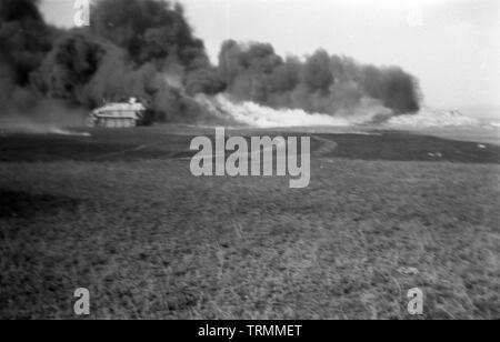 Wehrmacht Heer Halbkettenfahrzeug Schützenpanzerwagen Sd.Kfz. 251/16C Forschung und Entwicklung Mittlerer Flammpanzerwagen - German Army Half-Track SdKfz 251/16 with flamethrower at the Research and development  as Medium Flame Armored Car Stock Photo