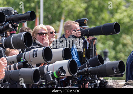 Large group of long zoom and prime camera lenses ready for the Royal Family to appear on the balcony of Buckingham Palace at Trooping the Colour Stock Photo