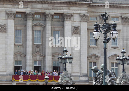 Members of the Royal Family and Her Majesty the Queen on the Balcony At Buckingham Palace he Royal Air Force's Red Arrows flypast Stock Photo