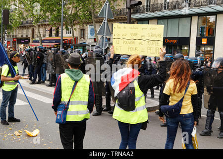 Paris, France. 8th June, 2019. Face to face between yellow vests and riot police on June 8, 2019 in Paris, France. Stock Photo