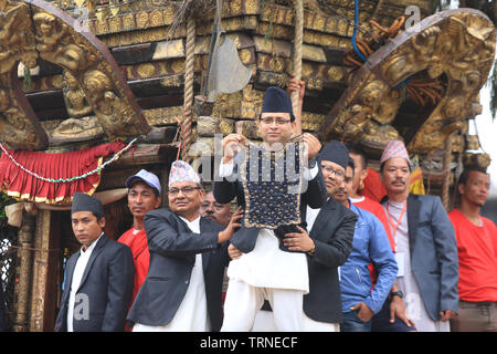Kathmandu, Nepal, 09 June, 2019. A priest displaying the black jewel-studded bhoto of deity Rato Machindranath . Sarita Khadka/Alamy Live News Stock Photo