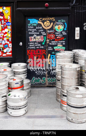 Beer kegs outside Cassidy's Bar in Dublin Stock Photo