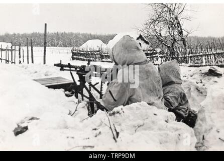 German Soldiers in White Winter parkas behind a MG on the Russian Front 1942 Stock Photo