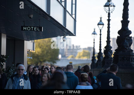 Ein Schild weist auf ein Hotel am Südufer der Themse in London hin. // A sign indicates a hotel on the South bank of the River Thames, London. Stock Photo