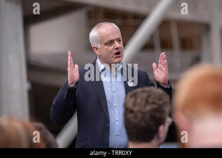 Tue 11 June 2019. Edinburgh, Scotland. MSP Mark Ruskell speaks to participants at the Support the Safer Streets Bill demonstration at the Scottish Parliament. They are campaigning to support his Private Member's bill to make 20mph the default speed limit for built-up areas in Scotland (© photographer - Andy Catlin www.andycatlin.com) Stock Photo