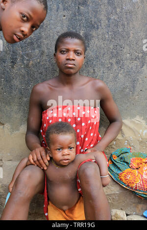 Maman Togolaise Avec Son Enfant Dans Le Dos Lavant La Vaisselle Lome Togo Afrique De L Ouest Stock Photo Alamy Maman Togolaise Avec Son Enfant Dans Le Dos Lavant La Vaisselle Lome Togo Afrique De L Ouest Stock Photo Alamy