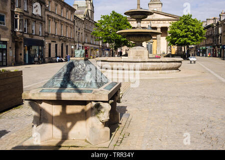 Street scene with sculpture on the Plainstones. High Street, Royal Burgh of Elgin, Moray, Scotland, UK, Britain Stock Photo