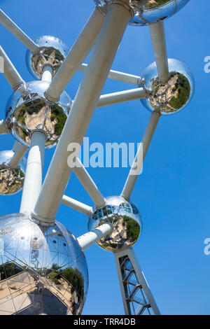 Close up of the stainless steel spheres or atoms of the Brussels atomium Brussels Square de l'Atomium Boulevard de Centaire Brussels Belgium Eu Europe Stock Photo