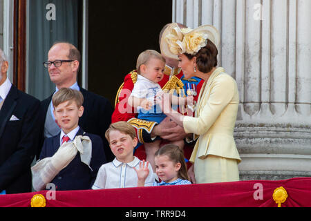 Picture sequence 6/6 dated June 8th shows Prince Louis after sucking his thumb and being told by his mother Catherine, Duches of Cambridge to stop it at the Trooping the Colour in London today.   Prince William and Kate Middleton tried to stop little baby Louis from sucking his thumb as he made his debut Trooping the Colour appearance yesterday (Sat).  The 13-month-old was keen sucking his thumb as he was held by Prince William on the balcony of Buckingham Palace to watch the RAF fly-past.  But the Duke of Cambridge didn't seem too keen on Louis sucking his thumb in public and gently tried to Stock Photo