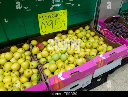 Golden Delicious Apples (Manzana is Spanish for Apple) on market stall in Spain Stock Photo