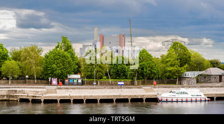 The River Shannon with the peat-burning Shannonbridge Power Station, Shannonbridge, County Offaly, Ireland, from the Roscommon side of the river Stock Photo