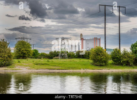 The River Shannon with the peat-burning Shannonbridge Power Station, Shannonbridge, County Offaly, Ireland, from the Roscommon side of the river Stock Photo