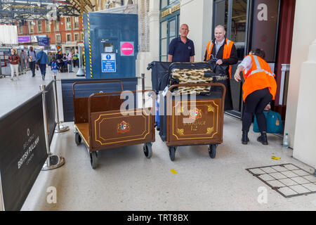 victoria station luggage stores