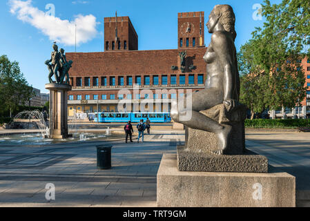 Oslo City Hall, view in summer of Oslo City Hall (Radhus) and City Square (Radhusplassen) sculptures and fountain by Emil Lie and Per Hurum, Norway Stock Photo