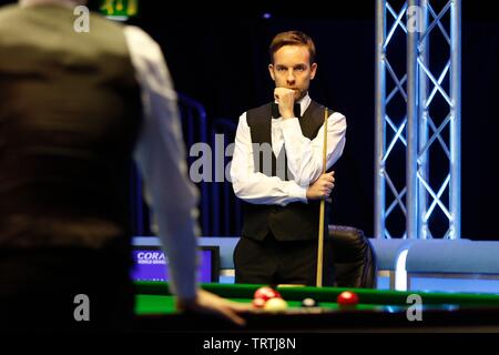 Ali Carter from Chelmsford watching Judd Trump from Bristol, playing in the finals of the Coral World Grand Prix snooker championships, held in Stock Photo