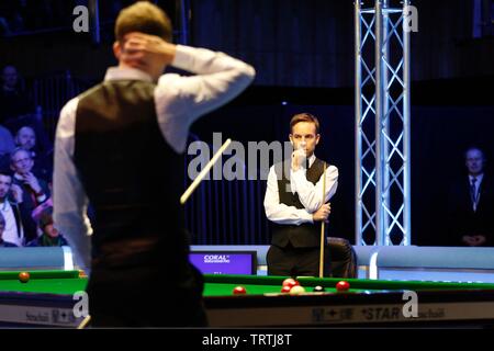 Ali Carter from Chelmsford watching Judd Trump from Bristol, playing in the finals of the Coral World Grand Prix snooker championships, held in Stock Photo