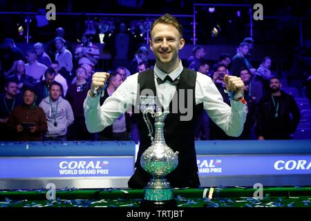 Judd Trump from Bristol, wins the finals of the Coral World Grand Prix snooker championships, beating and Ali Carter, held in The Centaur at Cheltenha Stock Photo