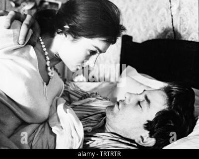 ALBERT FINNEY and SHIRLEY ANNE FIELD in SATURDAY NIGHT AND SUNDAY MORNING (1960). Copyright: Editorial use only. No merchandising or book covers. This is a publicly distributed handout. Access rights only, no license of copyright provided. Only to be reproduced in conjunction with promotion of this film. Credit: WOODFALL / Album Stock Photo