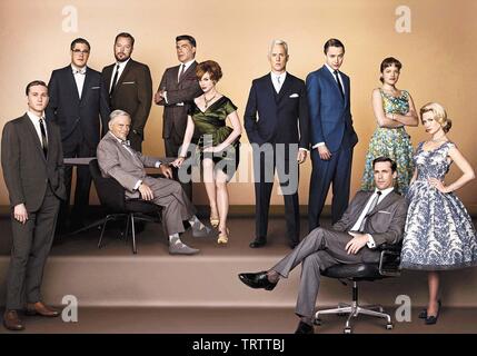 JANUARY JONES , JOHN SLATTERY , ELISABETH MOSS , VINCENT KARTHEISER , ROBERT MORSE , JON HAMM , CHRISTINA HENDRICKS , AARON STATON , BRYAN BATT , RICH SOMMER and MICHAEL GLADIS in MAD MEN (2007). Copyright: Editorial use only. No merchandising or book covers. This is a publicly distributed handout. Access rights only, no license of copyright provided. Only to be reproduced in conjunction with promotion of this film. Credit: AMERICAN MOVIE CLASSICS (AMC)/RADICAL MEDIA / Album Stock Photo