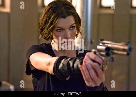 MILLA JOVOVICH in RESIDENT EVIL: AFTERLIFE (2010). Copyright: Editorial use only. No merchandising or book covers. This is a publicly distributed handout. Access rights only, no license of copyright provided. Only to be reproduced in conjunction with promotion of this film. Credit: CONSTANTIN FILM PRODUCKTION/IMPACT PICTURES / Album Stock Photo