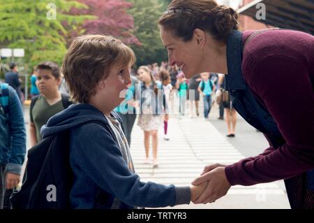 JULIA ROBERTS and JACOB TREMBLAY in WONDER (2017). Copyright: Editorial use only. No merchandising or book covers. This is a publicly distributed handout. Access rights only, no license of copyright provided. Only to be reproduced in conjunction with promotion of this film. Credit: LIONSGATE/MANDEVILLE FILMS/PARTICIPANT MEDIA/WALDEN MEDIA / Album Stock Photo