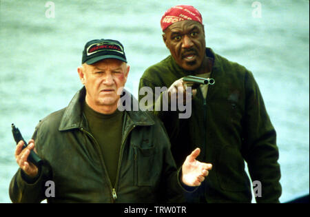 GENE HACKMAN and DELROY LINDO in HEIST (2001). Copyright: Editorial use only. No merchandising or book covers. This is a publicly distributed handout. Access rights only, no license of copyright provided. Only to be reproduced in conjunction with promotion of this film. Credit: WARNER BROS. / Album Stock Photo