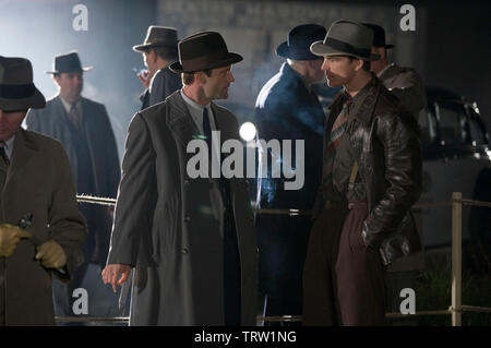 JOSH HARTNETT and AARON ECKHART in THE BLACK DAHLIA (2006). Copyright: Editorial use only. No merchandising or book covers. This is a publicly distributed handout. Access rights only, no license of copyright provided. Only to be reproduced in conjunction with promotion of this film. Credit: UNIVERSAL PICTURES / KONOW, ROLF / Album Stock Photo