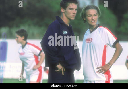 KEIRA KNIGHTLEY and JONATHAN RHYS MEYERS in BEND IT LIKE BECKHAM (2002). Copyright: Editorial use only. No merchandising or book covers. This is a publicly distributed handout. Access rights only, no license of copyright provided. Only to be reproduced in conjunction with promotion of this film. Credit: BEND IT FILMS/FILM COUNCIL/ROC MEDIA/HELKON MEDIA AG / Album Stock Photo