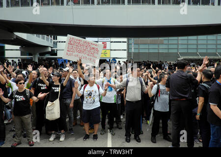 Hong Kong, China. 12th June, 2019. Unidentified individuals protest against extradition law in the legislative council area in Hong Kong Credit: Thomas Bertson/Alamy Live News Stock Photo