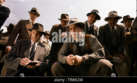 JOSH HARTNETT and AARON ECKHART in THE BLACK DAHLIA (2006). Copyright: Editorial use only. No merchandising or book covers. This is a publicly distributed handout. Access rights only, no license of copyright provided. Only to be reproduced in conjunction with promotion of this film. Credit: UNIVERSAL PICTURES / Album Stock Photo