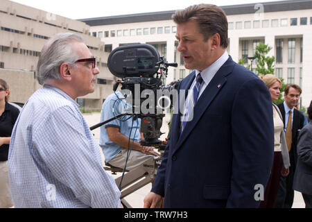 ALEC BALDWIN and MARTIN SCORSESE in THE DEPARTED (2006). Copyright: Editorial use only. No merchandising or book covers. This is a publicly distributed handout. Access rights only, no license of copyright provided. Only to be reproduced in conjunction with promotion of this film. Credit: WARNER BROS PICTURES/VERTIGO ENTERTAINMENT/INITIAL ENTERTAIN / COOPER, ANDREW / Album Stock Photo