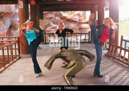 SARAH CARTER , JAIME PRESSLY and HOLLY VALANCE in DOA: DEAD OR ALIVE (2006). Copyright: Editorial use only. No merchandising or book covers. This is a publicly distributed handout. Access rights only, no license of copyright provided. Only to be reproduced in conjunction with promotion of this film. Credit: IMPACT PICTURES / Album Stock Photo