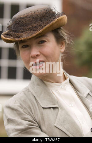 RENEE ZELLWEGER in MISS POTTER (2006). Copyright: Editorial use only. No merchandising or book covers. This is a publicly distributed handout. Access rights only, no license of copyright provided. Only to be reproduced in conjunction with promotion of this film. Credit: PHOENIX PICTURES / Album Stock Photo