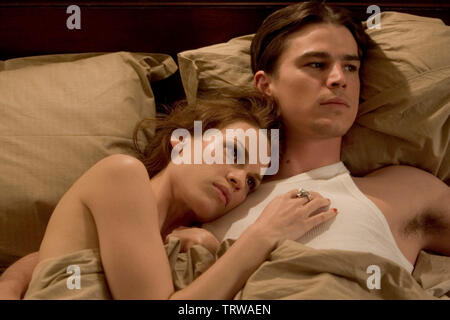 HILARY SWANK and JOSH HARTNETT in THE BLACK DAHLIA (2006). Copyright: Editorial use only. No merchandising or book covers. This is a publicly distributed handout. Access rights only, no license of copyright provided. Only to be reproduced in conjunction with promotion of this film. Credit: UNIVERSAL PICTURES / KONOW, ROLF / Album Stock Photo