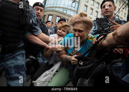 Moscow, Russia. 12th June, 2019 Police officers detain people during a rally in support of Russian journalist Ivan Golunov who was earlier released from custody in Moscow, Russia on June 12, 2019. Golunov, who works for the online news portal Meduza, was detained on 6th June 2019 in central Moscow on suspicion of drug dealing Stock Photo