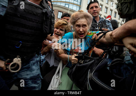 Moscow, Russia. 12th June, 2019 Police officers detain people during a rally in support of Russian journalist Ivan Golunov who was earlier released from custody in Moscow, Russia on June 12, 2019. Golunov, who works for the online news portal Meduza, was detained on 6th June 2019 in central Moscow on suspicion of drug dealing Stock Photo
